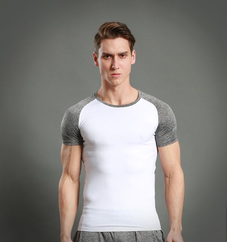 Áo thun dáng ôm slimfit hay áo thun dáng body chắc chắn sẽ khiến bạn hài lòng khi chúng tôn lên những cơ bắp cuồn cuộn trên cơ thể.
