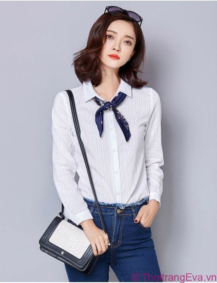 Miếng vải thắt nơ màu đen sẽ giúp chiếc áo sơ mi nữ trắng của bạn tăng phần tinh tế