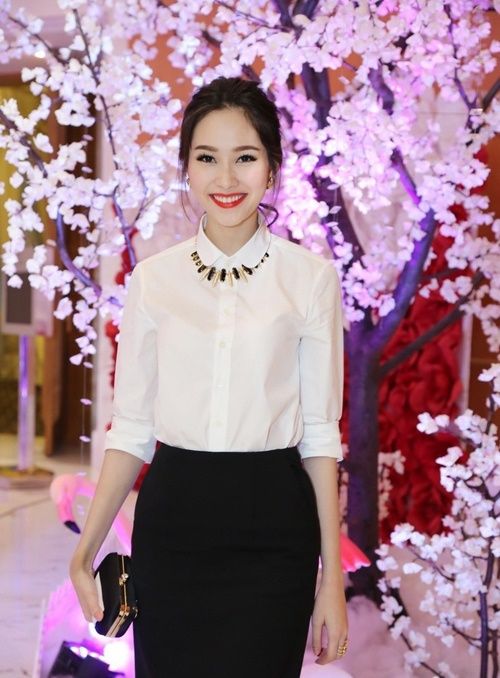t chiếc áo sơ mi nữ trắng cổ điển đi cùng vòng cổ bạn trở nên tinh tế hơn