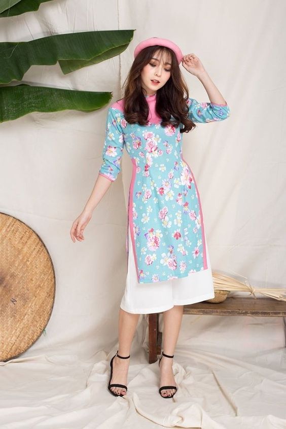 Áo dài nữ cách tân 2019 với phần tà áo và tay áo được làm ngắn trông năng động và cá tính