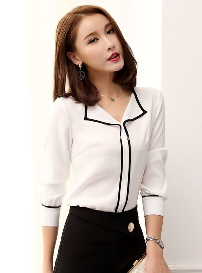 Áo sơ mi trắng đơn giản, tinh tế.