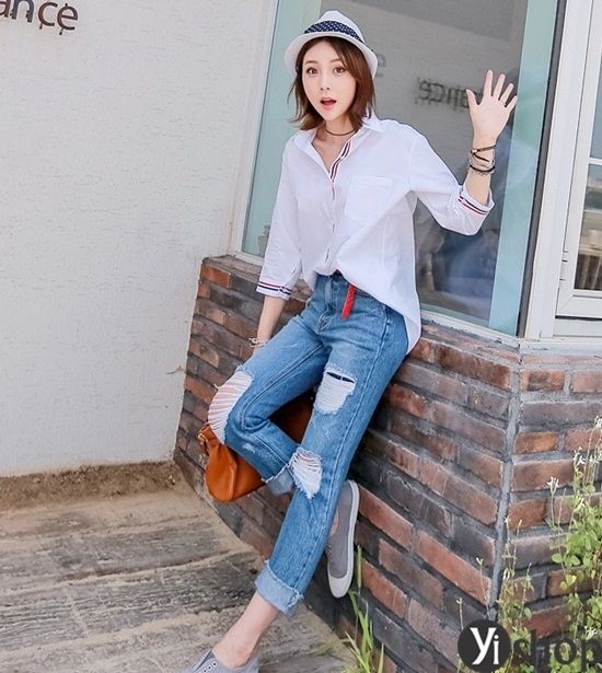 Áo sơ mi nữ oversize kết hợp cùng quần jeans ôm hay quần skinny là sự kết hợp đẹp mắt