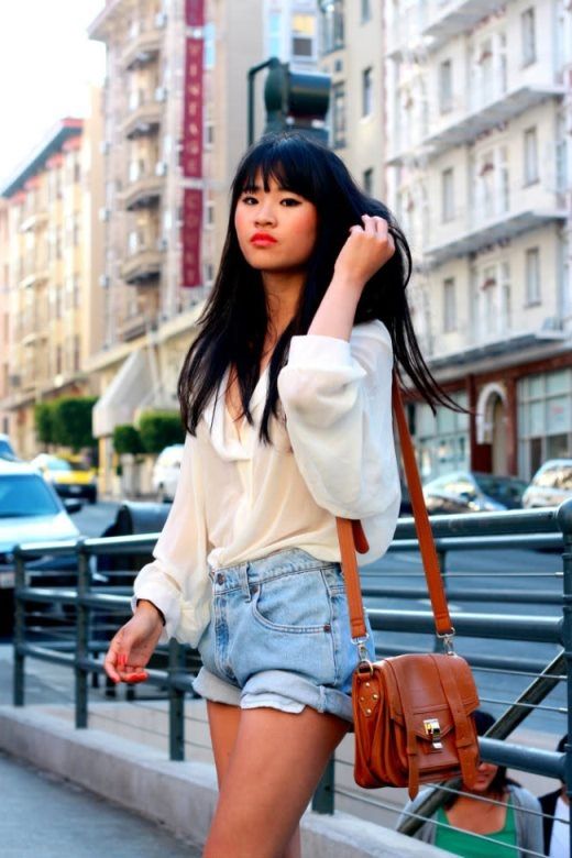Trẻ trung, tươi mới cùng áo sơ mi nữ trắng đẹp và quần short jeans