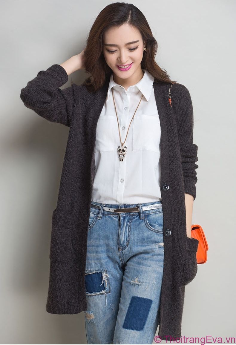 Bạn có thể kết hợp với chiếc áo khoác jeans cá tính, hoặc dịu dàng với cardigan