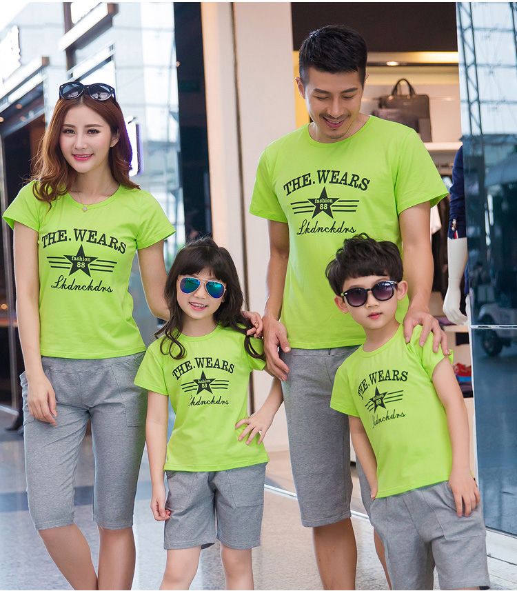 Loại áo thun gia đình thứ hai được nhiều người chọn là áo thun cổ tròn in chữ