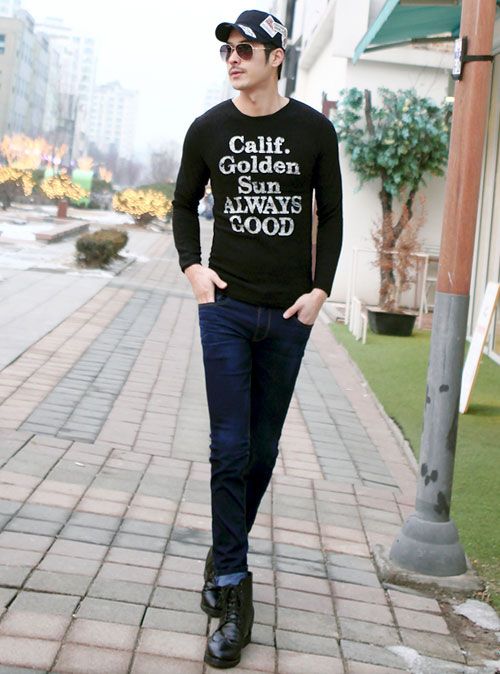Áo thun nam và quần jeans là hai item tiện dụng và dễ dàng kết hợp với nhau nhất