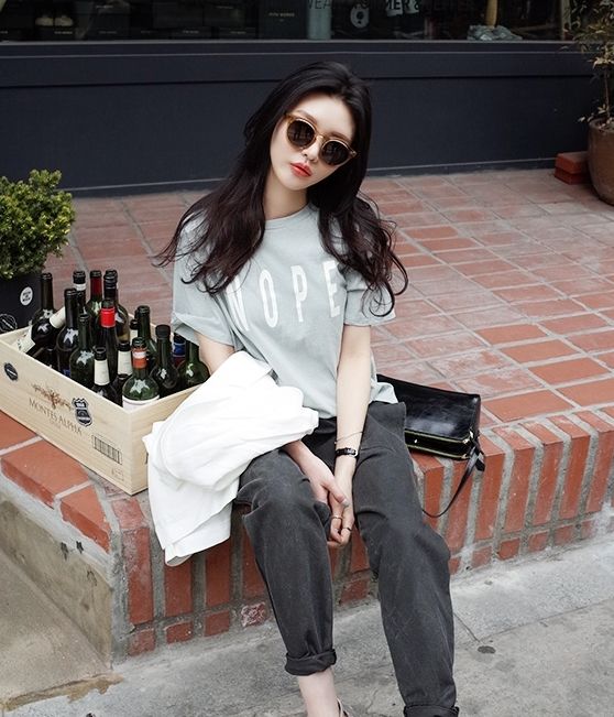 Thu hút người nhìn bạn nên kết hợp thêm một số phụ kiện như kính mát giúp bạn cuốn hút hơn