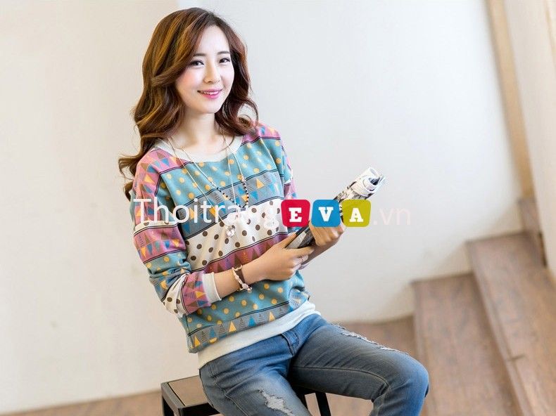 Sành điệu với áo thun nữ in họa tiết cùng quần jeans