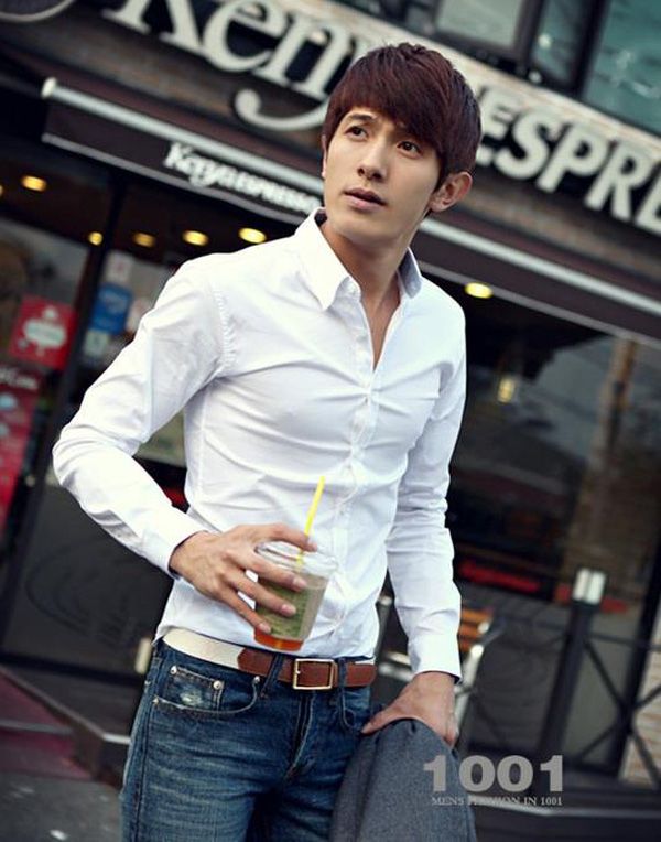 Trong môi trường công sở, bạn có thể chọn mẫu áo sơ mi body có cúc ở cổ áo để dễ dàng thắt caravat hơn
