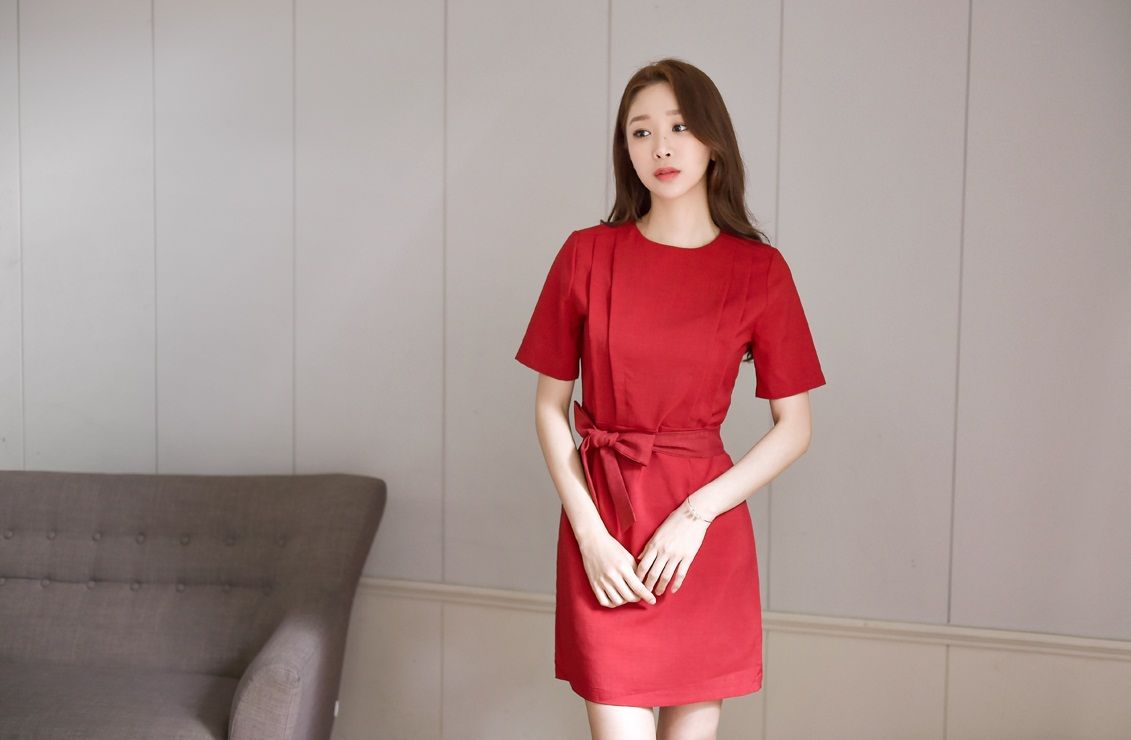 đầm nhấn nhá phần eo cho người dáng quả lê