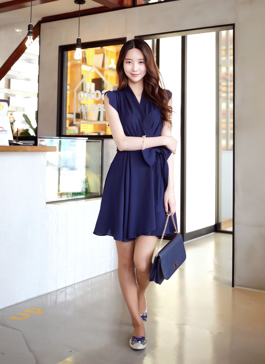 Chọn váy đầm có sắc xanh tươi mát