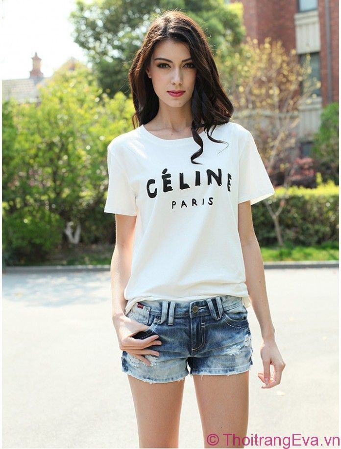 Áo thun nữ trơn màu trắng đơn giản sẽ vô cùng dễ mặc và phù hợp với nhiều vóc dáng khác nhau