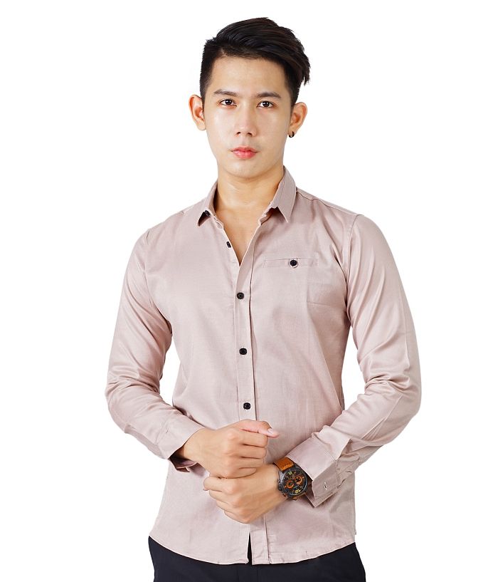 Áo sơ mi đơn giản nhưng khi diện đúng cách sẽ giúp người mặc trở nên vô cùng lịch lãm, sang trọng