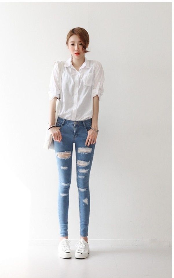 Phối quần jeans nữ rách và áo sơ mi nữ 1 phong cách bụi bặm