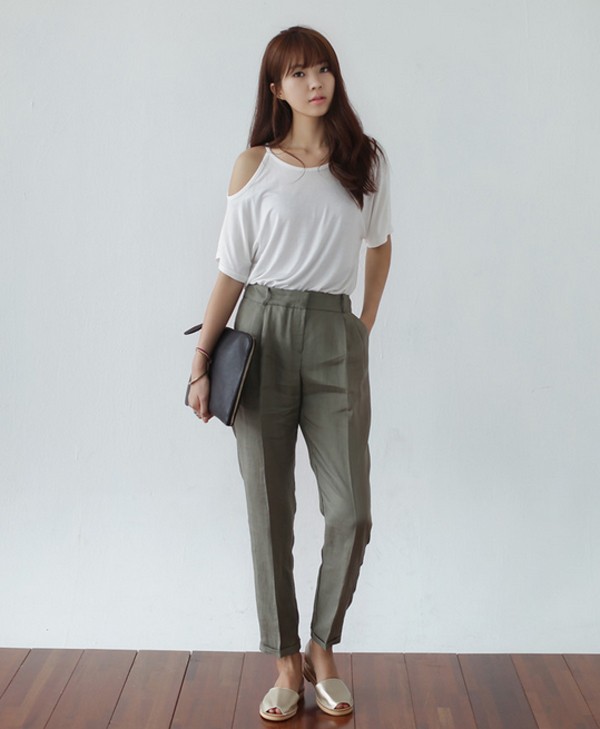 Với những bạn dáng người hơi nam tính, chiếc quần tây xếp li sẽ là lựa chọn sáng suốt