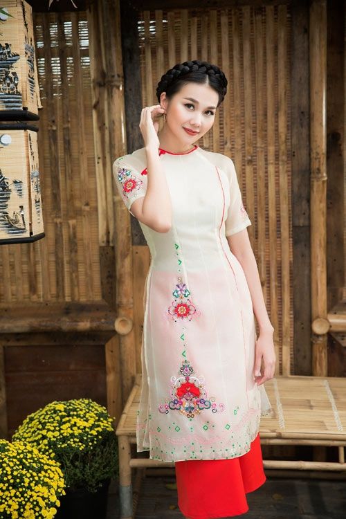Áo dài cách tân họa tiết hoa rơi nhẹ nhàng tinh tế