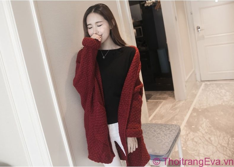 Áo khoác len nữ tính sẽ tôn lên vẻ đẹp độc đáo, tạo nên phong cách cá tính cho các bạn nữ.
