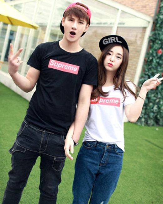 Áo thun đôi với quần jean sẽ mang lại cho bạn sự năng động, khỏe khoắn