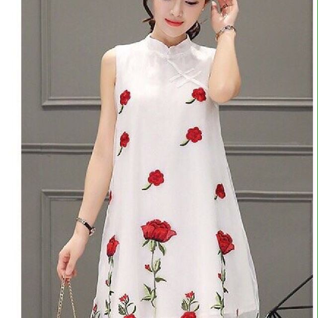 Diện chiếc đầm suông in hoa hồng bạn sẽ vô cùng trẻ trung
