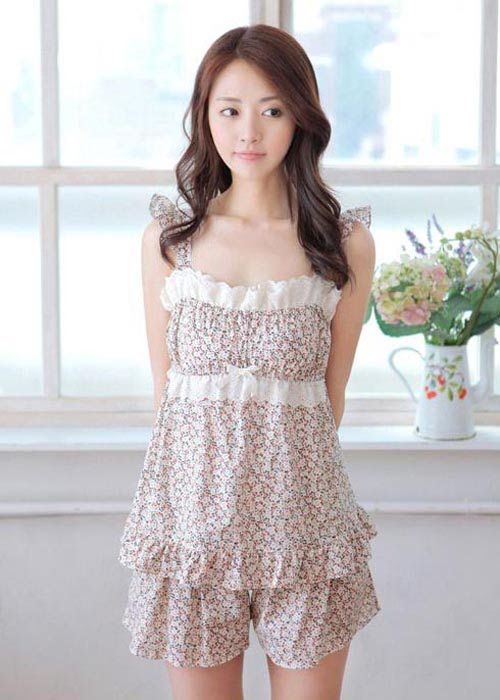 Nên sử dụng những chất liệu vải thấm hút mồ hôi tốt như cotton, kate… để bạn mát mẻ hơn trong hè oi bức