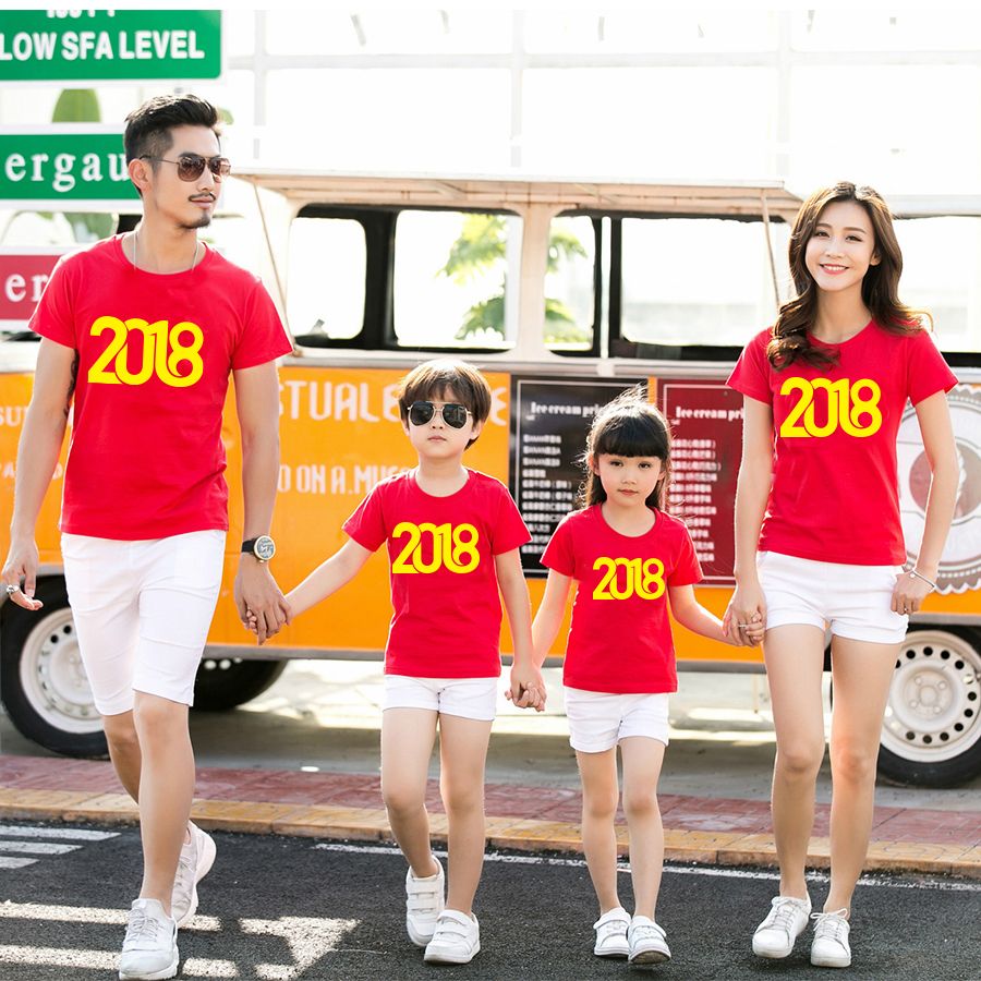 Áo thun gia đình liên kết các thành viên trong gia đình nhỏ bé của bạn với nhau.