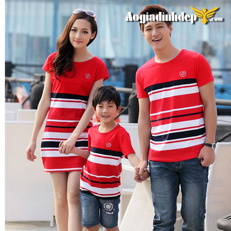 Mẫu áo thun gia đình với quần cho nam và váy cho nữ cũng giúp các bé và mẹ trở nên trẻ trung