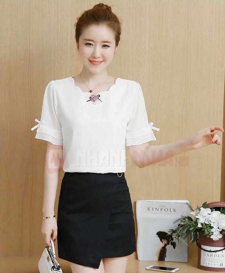 Áo sơ mi trắng có cổ sóng, trang trí họa tiết là chiếc áo đầu tiên nằm trong danh sách được ưa chuộng hiện nay. 