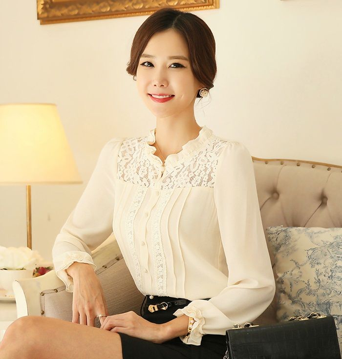 Sơ mi nữ trắng phối ren tạo nên sự tinh tế và nhẹ nhàng cho người