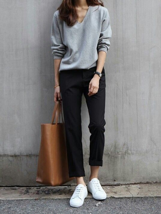 Mix áo thun nữ đẹp 2019 với quần âu lỡ và giày sneaker