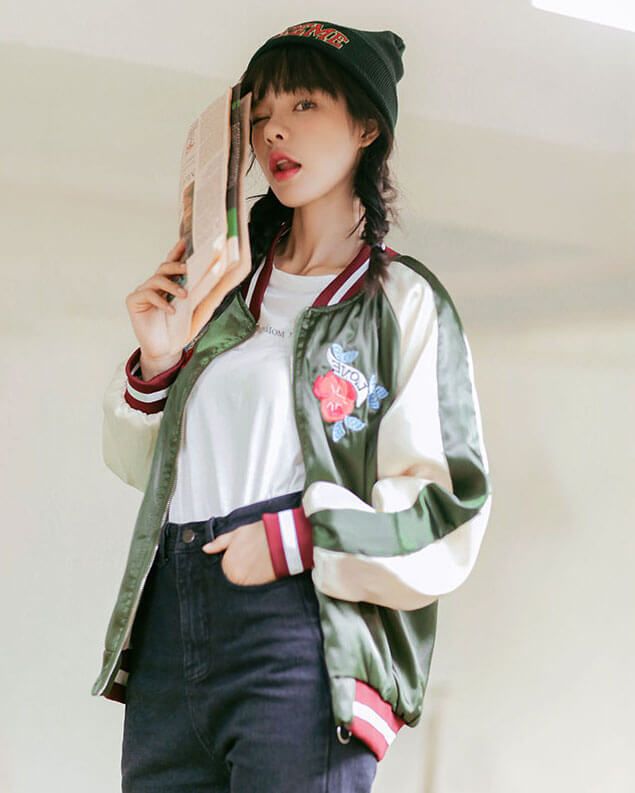 Bạn có thể thoải mái hiện áo thun trơn, quần jean năng động, kết hợp khoắc ngoài chiếc áo bóng chày cá tính