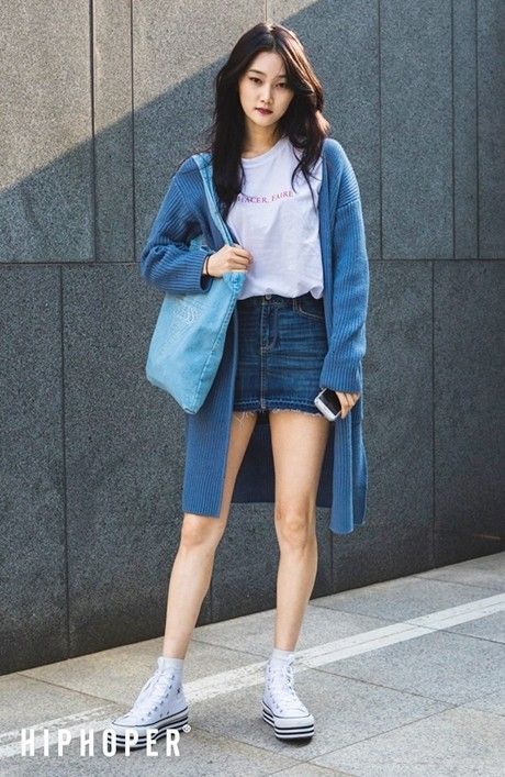 Nữ tính với chiếc áo cardigan mỏng nhẹ tay dài và chân váy jean