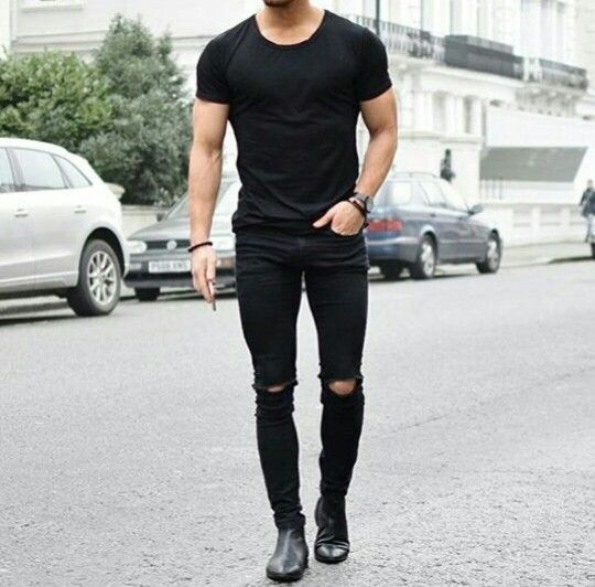 Quần jeans cùng áo thun cá tính
