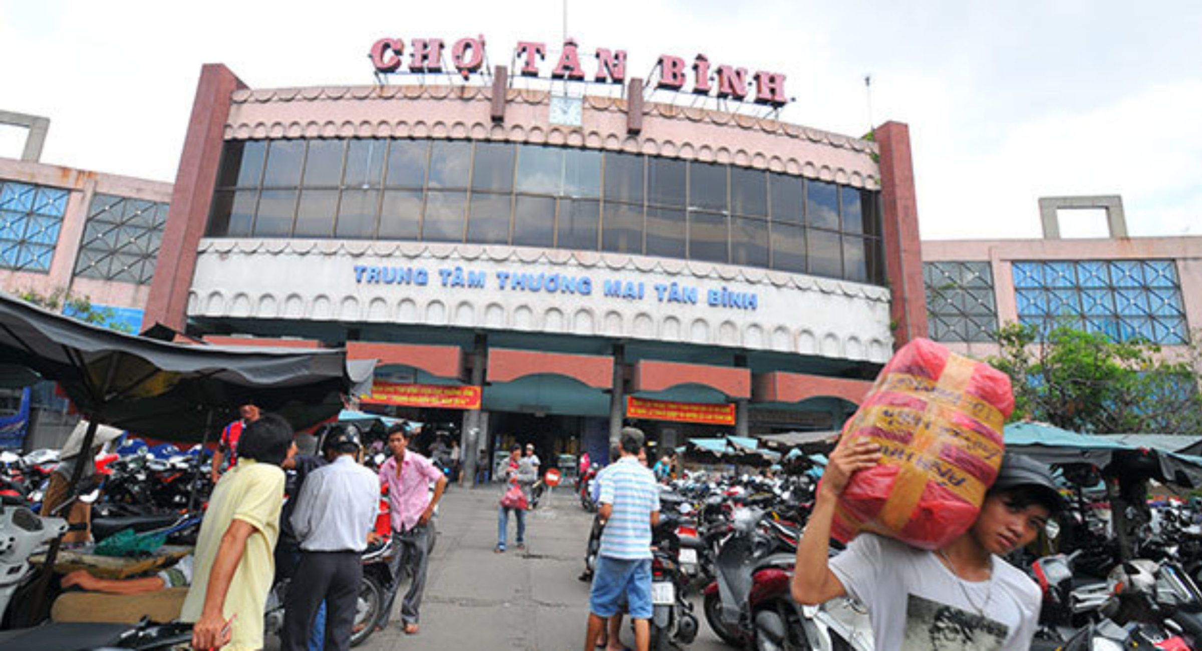 Mua sắm quần áo tết tại Chợ Tân Bình