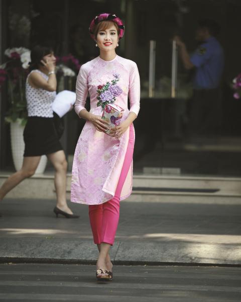 Kiểu Áo dài cách tân không cổ: