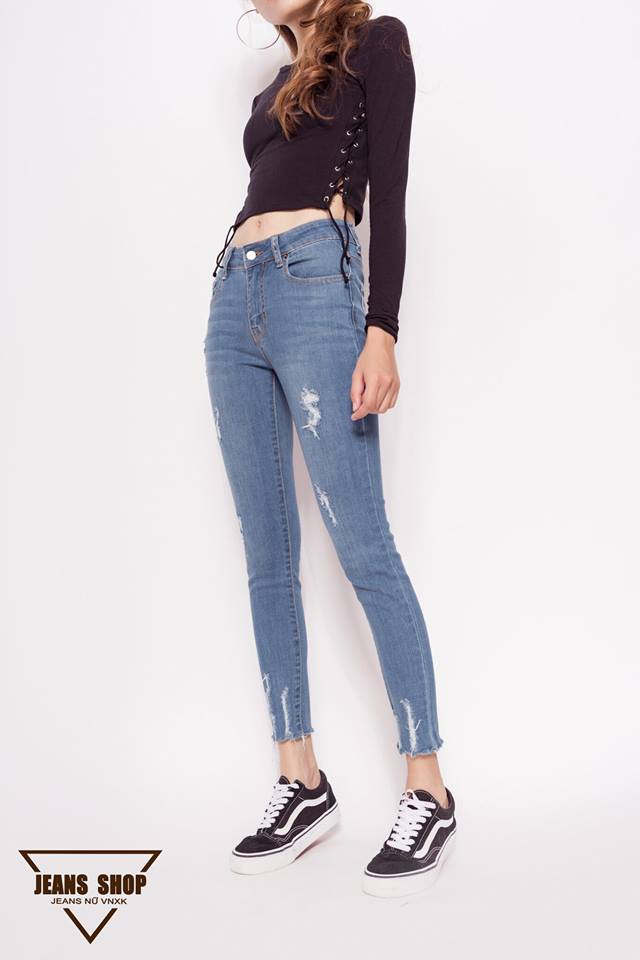 Chiếc quần crop pants với thiết kế có độ dài quần trên mắt cá chân tạo cảm giác thoải mái cho người mặc