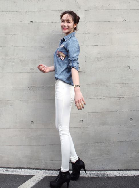 Dù ở đâu quần skinny jeans trắng đều có thể đem lại cho bạn vẻ đẹp kín đáo, nghiêm túc và cũng rất nữ tính.