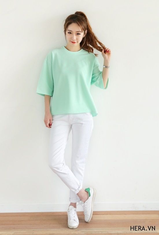 Phối quần nữ skinny jeans trắng với áo tông màu pastel nhẹ nhàng sẽ lưu lại một chút dư vị của mùa hè ngọt ngào