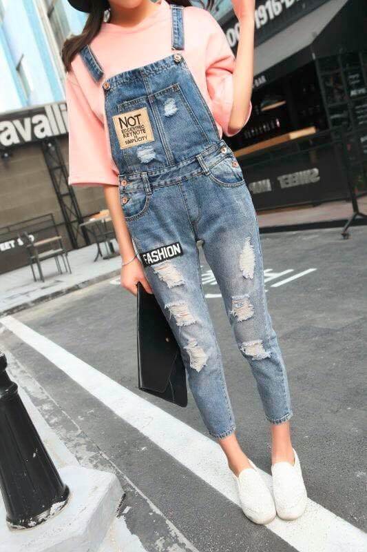 Những chiếc yếm jean lửng giúp bạn ăn gian được không chỉ “chiều cao” mà còn cả “chiều ngang” nữa đấy.