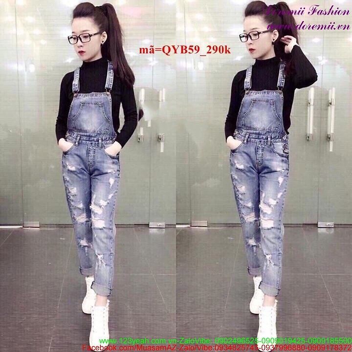 Quần yếm jeans màu tối thì nên chọn áo phông màu sáng và ngược lại