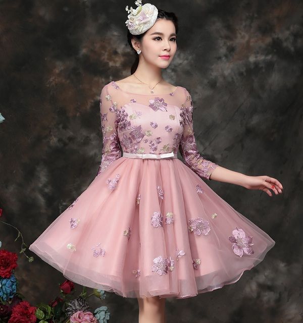 Váy xòe bồng bềnh nhưng không quá dài để tạo nên nét ngây thơ, trong sáng