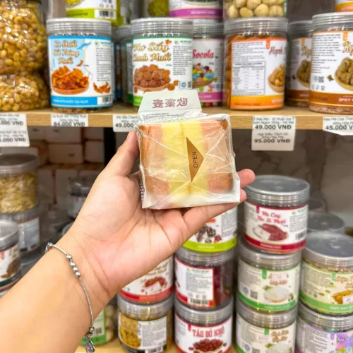 1 Cái Bánh Bông Lan Tam Giác CHUNSANJIAO Vị Dâu - Màu Hồng