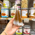 1 Cái Bánh Bông Lan Tam Giác CHUNSANJIAO Vị Dâu - Màu Hồng