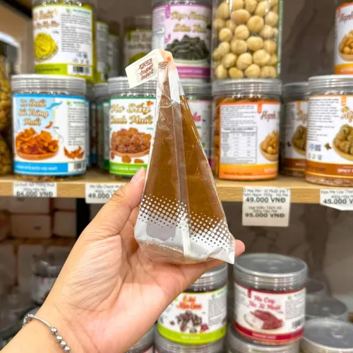 1 Cái Bánh Bông Lan Tam Giác CHUNSANJIAO Vị Dâu - Màu Hồng