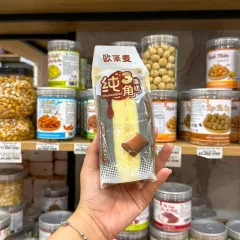 1 Cái Bánh Bông Lan Tam Giác CHUNSANJIAO Vị Socola - Màu Nâu