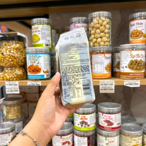 1 Cái Bánh Bông Lan Tam Giác CHUNSANJIAO Vị Socola - Màu Nâu