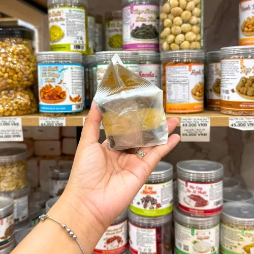 1 Cái Bánh Bông Lan Tam Giác CHUNSANJIAO Vị Socola - Màu Nâu