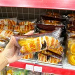 1 Thùng Bánh Mì Sừng Bò WEICHUDAO Vị Socola 2kg - Thùng 32 Cái