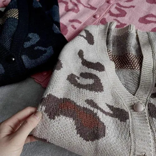 Áo khoác len nữ nhiều màu họa tiết báo