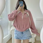 Áo khoác nữ dáng lửng phối logo thời trang