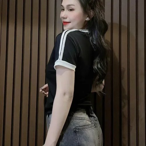 Áo thun nữ Baby Tee ôm body từ 35kg - 55kg in chữ THE FAMOUS